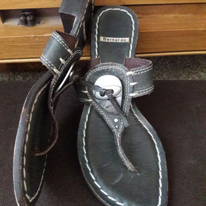 Bernardo leather sandal for woman